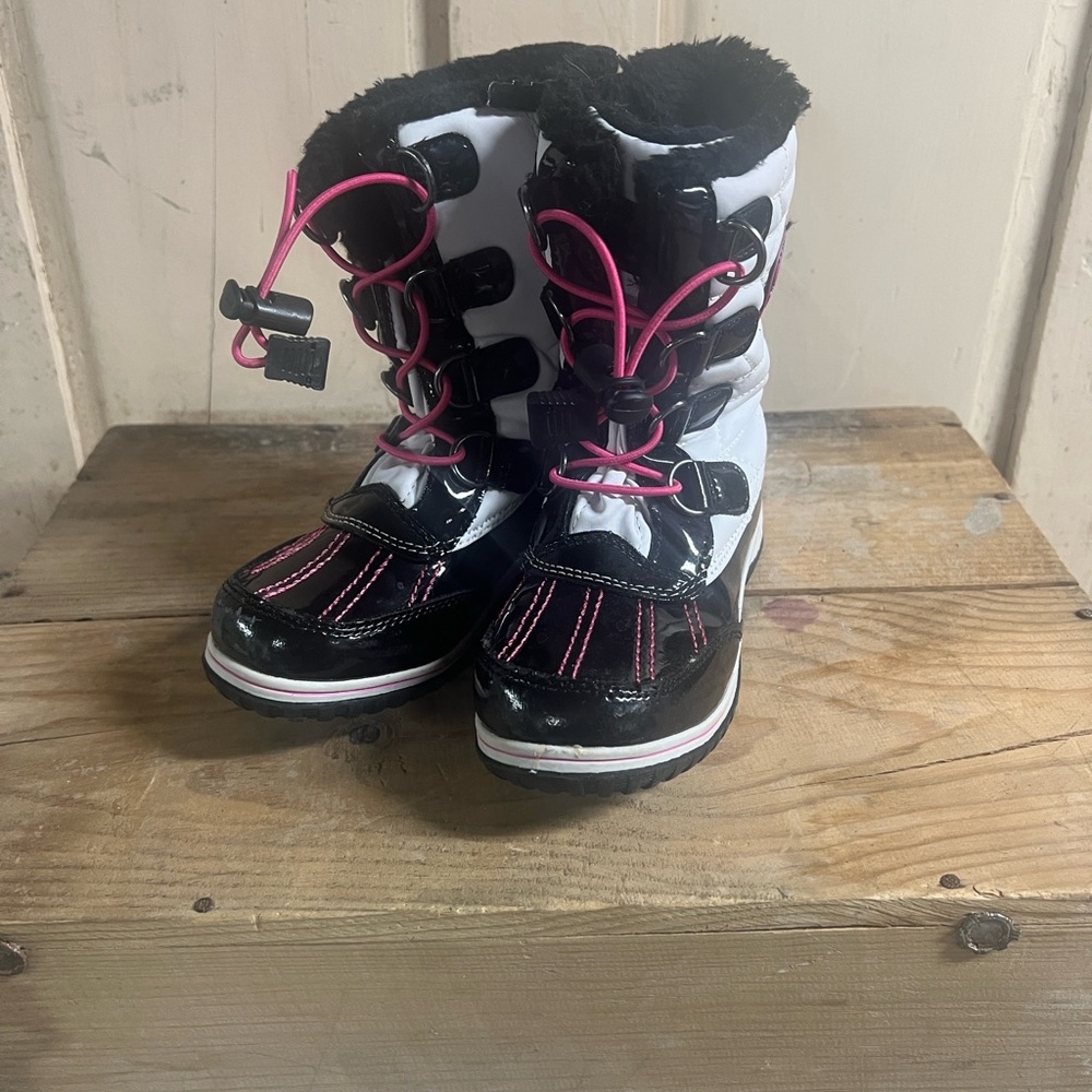 Size 12  Totes Black and White Winter  Snow Boots.  Exc like new condition